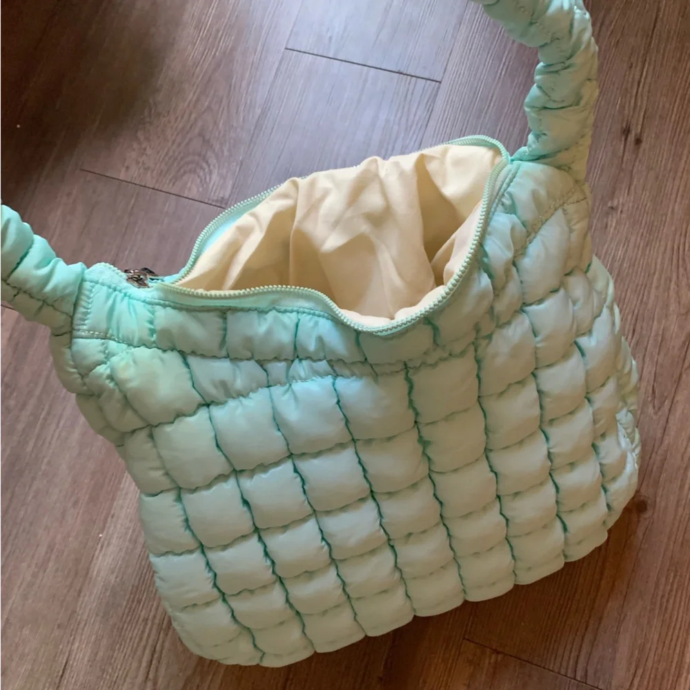 Blue quilted carryall bag - Picture 3 of 7